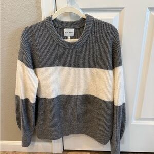 Women's Gray and White Sweater